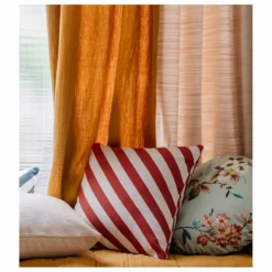 The Socialite Family Coussin carré Carino en jacquard à rayures || Coussins