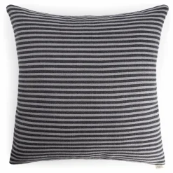 The Socialite Family Coussin carré Carino en tissu rayé || Coussins