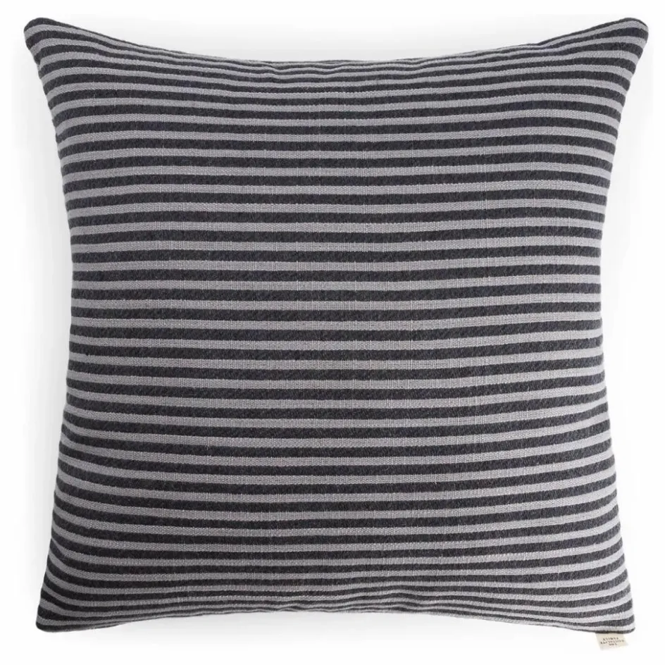 The Socialite Family Coussin carré Carino en tissu rayé || Coussins