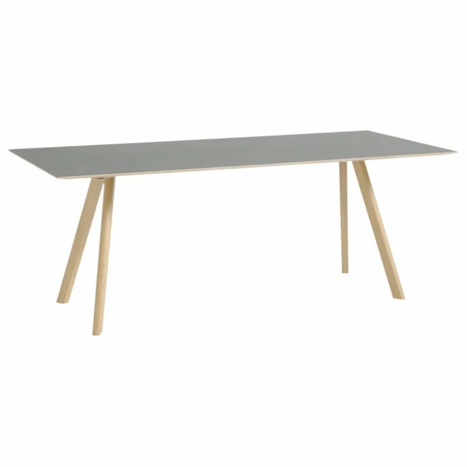Hay Tables, Bureaux*Table laquée CPH30, pietement en chêne |