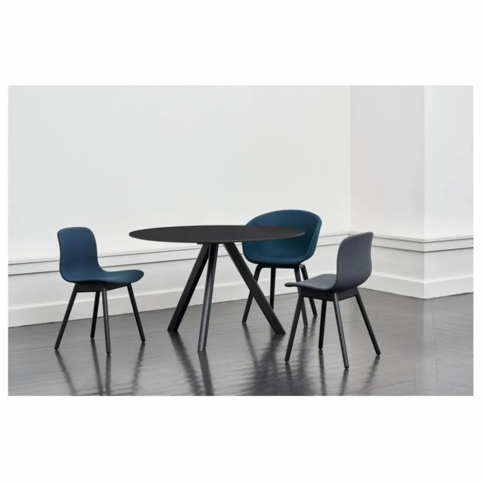 Hay Tables, Bureaux*Table ronde laquée CPH20, pietement en chêne |